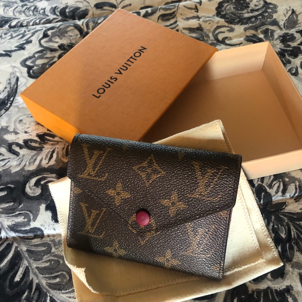 ⛔️⛔️SOLD!!⛔️⛔️Louis Vuitton Victorine Wallet
